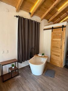 a large bath tub in a room with a window at Cabaña Romántica con Tina para Parejas in Mazamitla