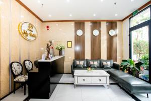 una sala de estar con un sofá y una mesa en My Hotel Hạ Long, en Ha Long 36 fotos más