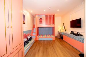 una sala de juegos para niños con una casa de juegos en My Hotel Hạ Long, en Ha Long