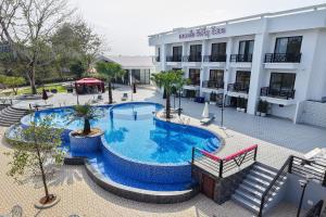 una piscina vacía frente a un hotel en Daoneua Riverside Resort, en Muang Fuang