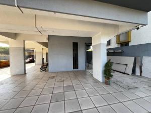 纳西克Anahat Host all Back Packer 2BHK 2 Bed AC的一座有盆栽植物的房子的空地