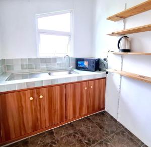 Kuchyň nebo kuchyňský kout v ubytování Villa Mauricienne à Calodyne - Piscine privée - 200m plage