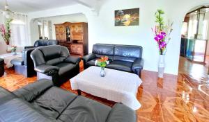 Posezení v ubytování Villa Mauricienne à Calodyne - Piscine privée - 200m plage