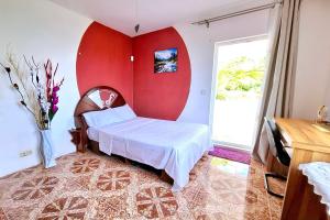 Postel nebo postele na pokoji v ubytování Villa Mauricienne à Calodyne - Piscine privée - 200m plage