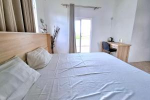 Postel nebo postele na pokoji v ubytování Villa Mauricienne à Calodyne - Piscine privée - 200m plage