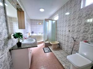 Koupelna v ubytování Villa Mauricienne à Calodyne - Piscine privée - 200m plage