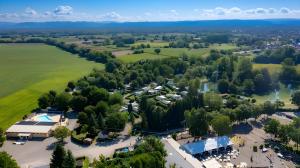 an aerial view of a resort with a park at Voll klimatisiertes Mobile Home mit Wi-Fi am Europa-Park in Boofzheim