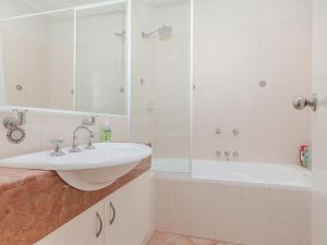 Um banheiro em Waters Edge Apartment with Jetty