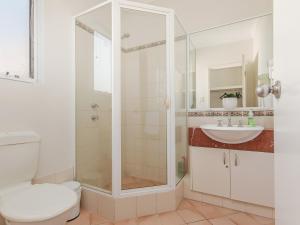Um banheiro em Waters Edge Apartment with Jetty