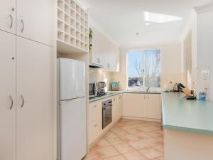 A cozinha ou cozinha compacta de Waters Edge Apartment with Jetty