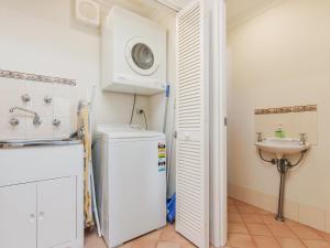 Foto da galeria de Waters Edge Apartment with Jetty em Mandurah