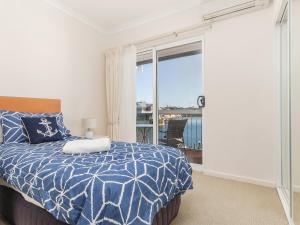 Cama ou camas em um quarto em Waters Edge Apartment with Jetty