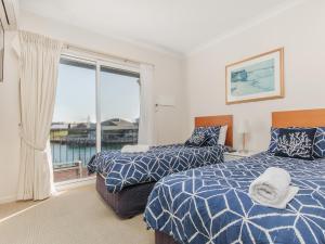 Cama ou camas em um quarto em Waters Edge Apartment with Jetty mais 14 fotos