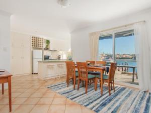 A cozinha ou cozinha compacta de Waters Edge Apartment with Jetty