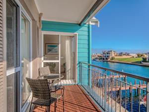 Uma varanda ou terraço em Waters Edge Apartment with Jetty