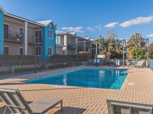 A piscina localizada em Waters Edge Apartment with Jetty ou nos arredores