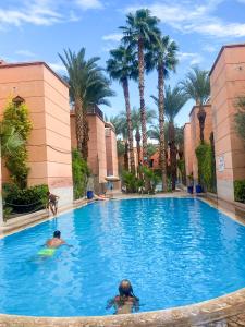 Bazén v ubytování Riad Kamal de luxe avec jacuzzi et trois piscines au cœur de Marrakech nebo v jeho okolí