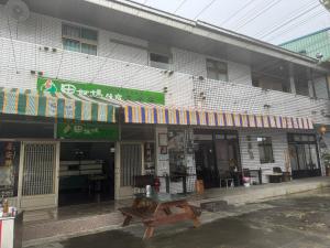 梅山乡田妈妈友茶居仙筑居的一栋前面有一张野餐桌的建筑