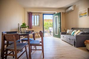 a living room with a table and a couch at Casa Giardino in Argostoli