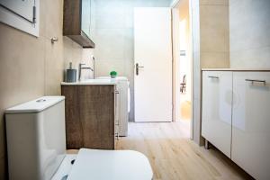 a small bathroom with a toilet and a sink at Casa Giardino in Argostoli