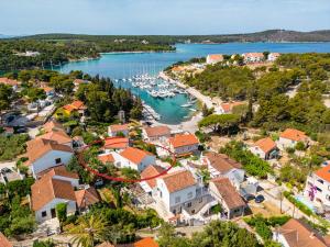 une vue aérienne sur une ville avec des bateaux dans un port dans l'établissement Villa Milna Bay, heated pool, 8 persons, à Milna