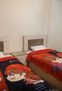 Dos camas en una habitación con dos en شقه بكورنيش النيل, en El Cairo