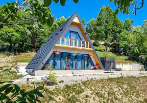 a small house with a pitched roof at Sunrise View Chalet in Trăisteni