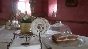 einen Teller mit einem Stück Kuchen auf dem Tisch in der Unterkunft High Wray Farm in Ambleside