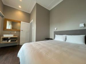 Ένα ή περισσότερα κρεβάτια σε δωμάτιο στο Beach Tower House Luxury Beachfront Villa