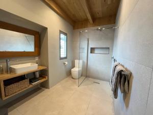 Ένα μπάνιο στο Beach Tower House Luxury Beachfront Villa