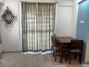 Anahat Host all Back Packer 2BHK 2 Bed AC的休息区