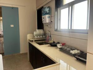 Anahat Host all Back Packer 2BHK 2 Bed AC的厨房或小厨房