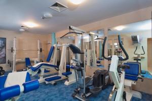 un gimnasio con cintas de correr y máquinas elípticas en Hotel Rotondo en Trogir