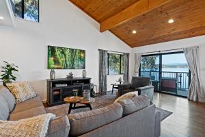 Χώρος καθιστικού στο Lake front 4 bed rooms