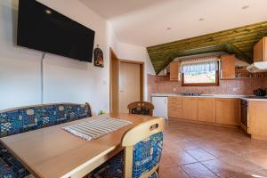 Kuchyň nebo kuchyňský kout v ubytování Vineyard Cottage Brodaric - Happy Rentals