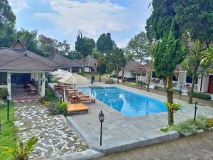 Bazén v ubytování Lembah Ciater Resort Managed by Sahid nebo v jeho okolí