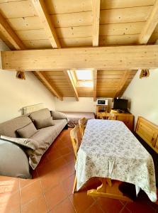un soggiorno con un tavolo e un divano di Villa Rosa a Vigo di Fassa