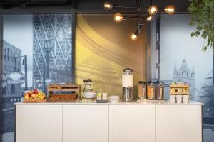 ロンドンにあるFour Points Flex by Sheraton London Shoreditch Eastの窓に食べ物を置いたカウンター