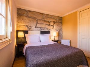 a bedroom with a bed and a window at Pedra Iberica in Porto