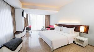 Rúm í herbergi á Sensa Hotel Bandung
