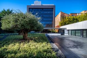 A garden outside AC Hotel Atocha by Marriott