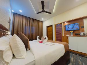 TV a/nebo společenská místnost v ubytování Shri Katyayani Palace