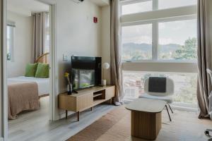 a bedroom with a tv and a bed and a window at Blueground Berkeley AC wd nr UC Theatre SFO-1814 in San Francisco