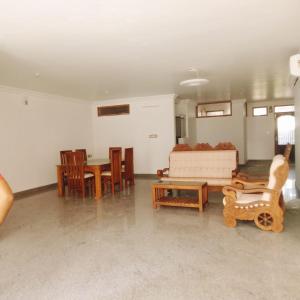 Una televisión o centro de entretenimiento en Heights Inn