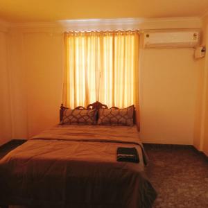 Una cama o camas en una habitación de Heights Inn