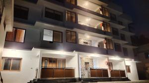 El edificio en el que está el hotel 9 fotos más