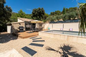 una villa con piscina y una casa en Mas de l'Acqueduc, en Le Barroux