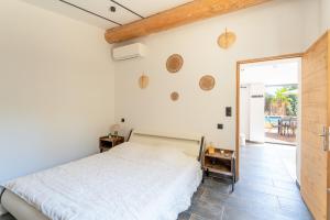 Un dormitorio con una cama y una puerta a un patio. en Mas de l'Acqueduc, en Le Barroux 20 fotos más