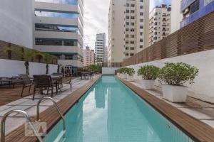 a swimming pool on the side of a building at Loft Duplex com Hidromassagem in Florianópolis