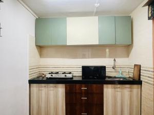 Кухня или мини-кухня в Stay Luxe-BnB near Mumbai Airport
